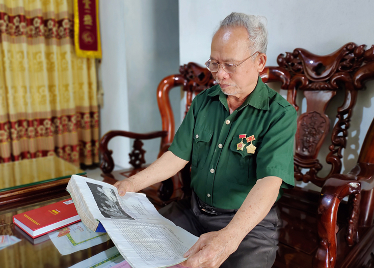 Ông Trần Bá Thược đang ôn lại những kỷ niệm năm xưa.