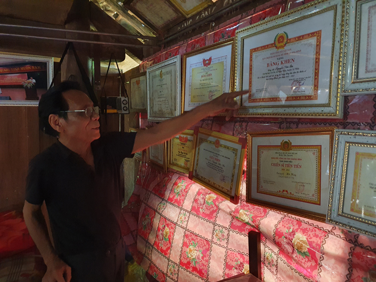 Ông Nguyễn Văn Ba luôn tự hào về những thành tích của gia đình, con cháu. 