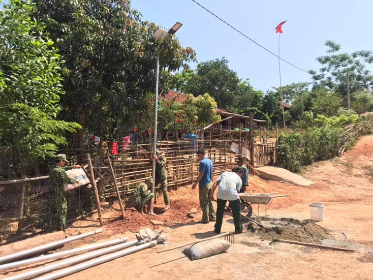 Cán bộ, chiến sỹ Đồn Biên phòng Cà Roòng tích cực thi công để hoàn thành và bàn giao công trình “Ánh sáng vùng biên” cho bà con xã Thượng Trạch.