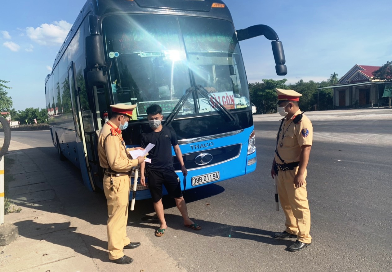  Lực lượng CSGT Công an tỉnh tuần tra, kiểm soát phương tiện dưới nắng nóng để phòng chống dịch và bảo đảm ATGT.