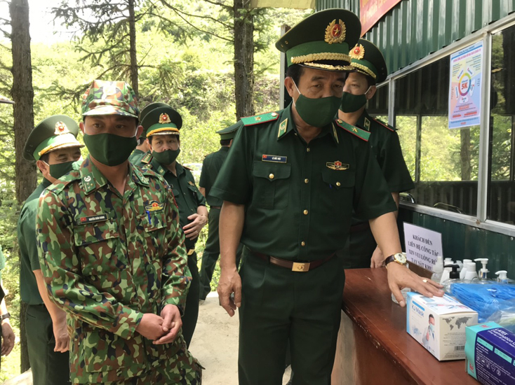 Thiếu tướng Lê Đức Thái, Ủy viên Trung ương Đảng, Tư lệnh BĐBP kiểm tra công tác quản lý, bảo vệ biên giới, ngăn chặn xuất, nhập cảnh trái phép và phòng chống dịch COVID-19 tại các tỉnh biên giới. Ảnh: BĐBP cung cấp.
