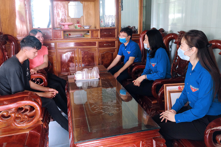 Đại diện Ban thường vụ Tỉnh đoàn trò chuyện cùng em Cao Anh Vũ và gia đình.