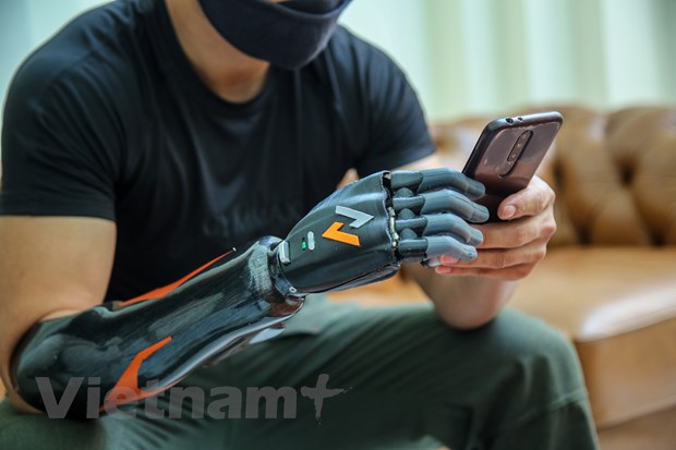 Bộ khoá cổ tay có thể xoay 360 độ, điều chỉnh các tư thế cầm nắm thích hợp với từng động tác. (Ảnh: Minh Sơn/Vietnam+)