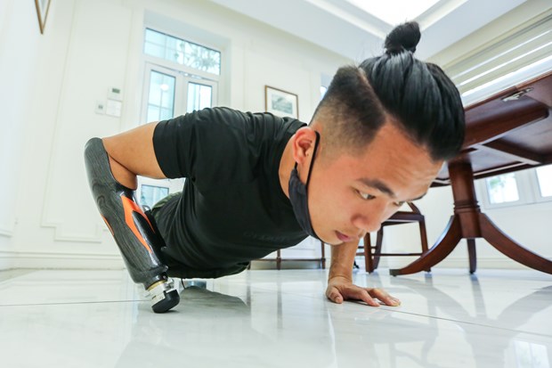 Hệ thống điều khiển được tích hợp thành 2 nút nhấn có chức lệnh đóng mở. Có thể dán vào, gỡ ra từ đế giày/dép của người dùng và sử dụng linh hoạt cho cả 2 chân. (Ảnh: Minh Sơn/Vietnam+)