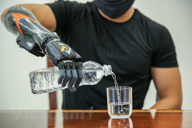 Nhà xuất xuất cho biết, một hộp pin được thiết kế gọn nhẹ trên phần cánh tay sẽ cung cấp năng lượng hoạt động cho các bộ phận của tay. Pin sạc đầy có thể sử dụng liên tục kéo dài hơn 3 tiếng. (Ảnh: Minh Sơn/Vietnam+)