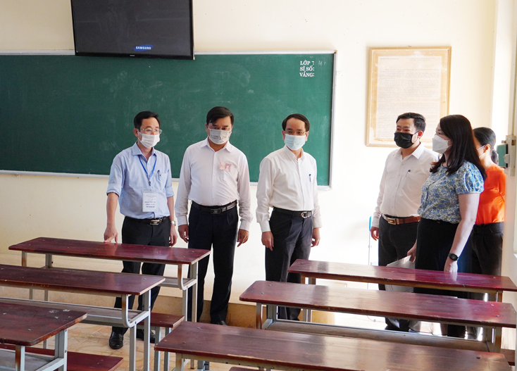 Đồng chí Phó Chủ tịch UBND tỉnh Phan Mạnh Hùng kiểm tra phòng thi tại điểm thi Trường THPT Đào Duy Từ