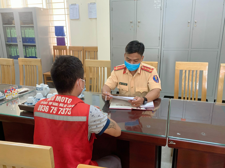 Công an TP. Đồng Hới triển khai ký cam kết với các đơn vị vận chuyển.