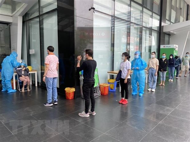 Toàn bộ nhân viên làm việc tại tòa nhà số 144 Cộng Hòa, phường 12, quận Tân Bình (Thành phố Hồ Chí Minh) đã được lấy mẫũ xét nghiệm COVID-19. (Ảnh: TTXVN phát)