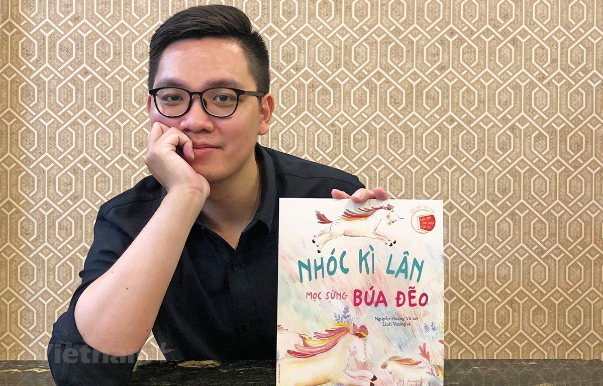Tác giả Nguyễn Hoàng Vũ và bộ truyện tranh “Khác biệt mới tuyệt làm sao.” (Ảnh: NVCC)