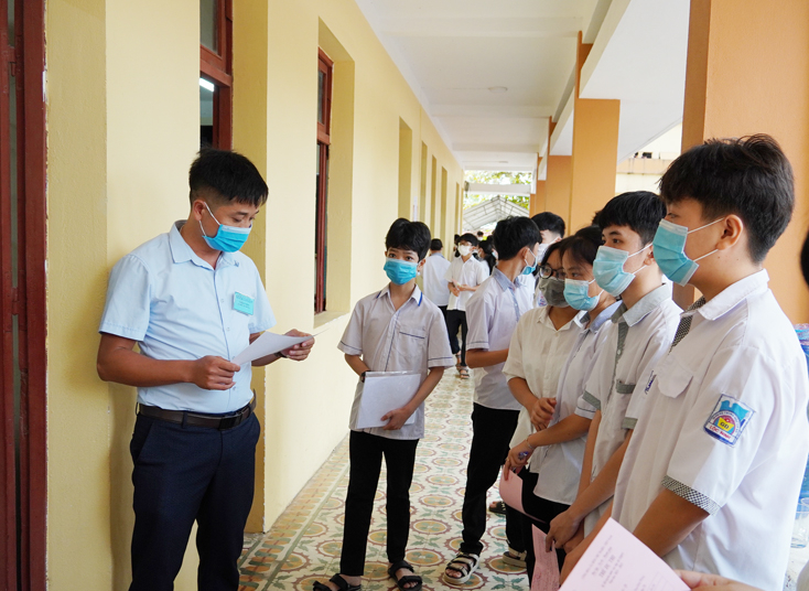  Giám thị gọi thí sinh vào phòng thi.