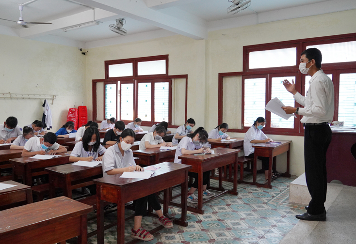 Thí sinh nghe giám thị hướng dẫn điền các thông tin vào giấy thi