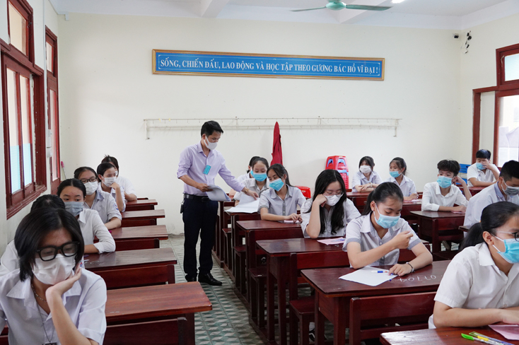 Giám thị phát giấy nháp cho thí sinh
