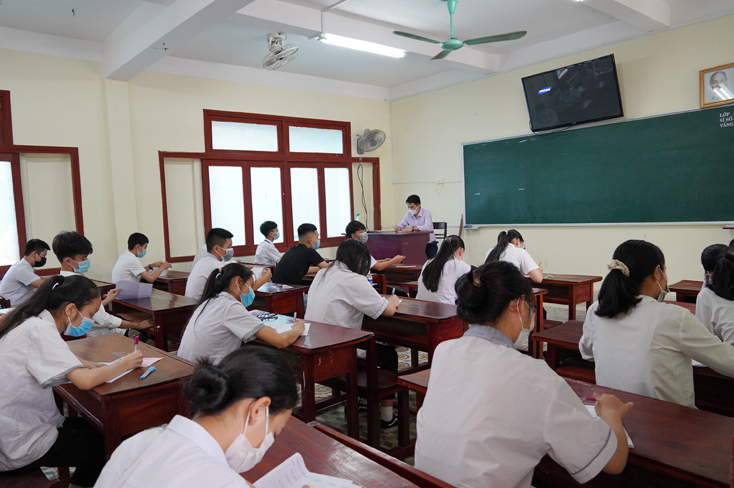 Thí sinh tại điểm thi Trường THPT Đào Duy Từ điền các thông tin vào giấy thi