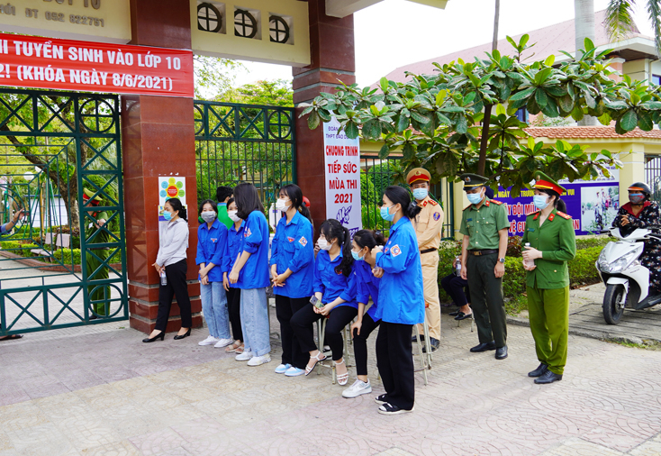 Lực lượng Công an và tình nguyện viên làm nhiệm vụ bên ngoài khu vực thi.