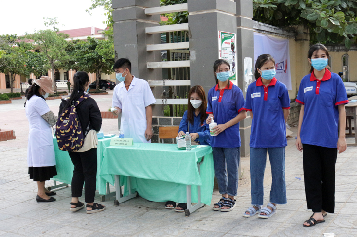 Các tình nguyện viên sẵn sàng hỗ trợ thí sinh và  người nhà tại các điểm thi.