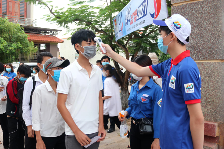 Kiểm tra thân nhiệt...
