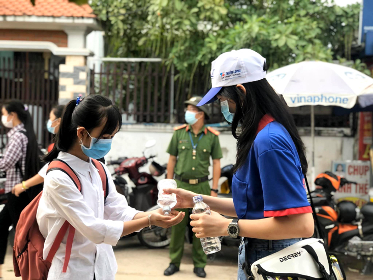 ...và sát khuẩn cho thi sinh