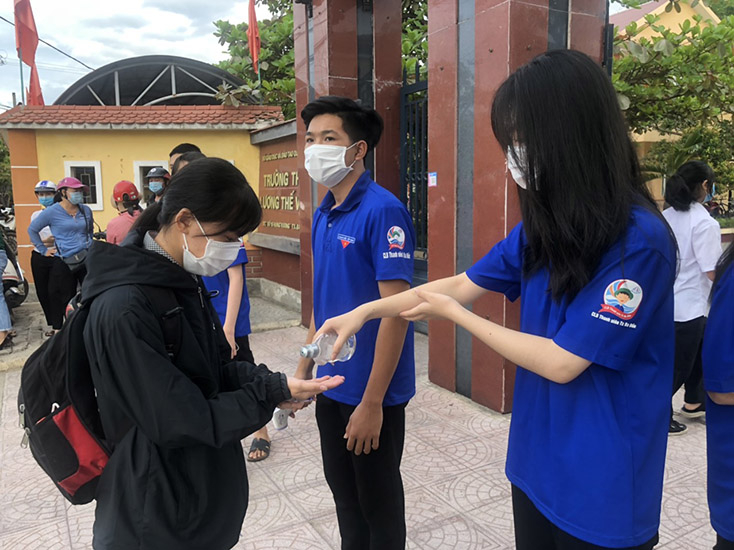 Tại các điểm thi, thí sinh đều được kiểm tra y tế bảo đảm an toàn phòng dịch Covid-19
