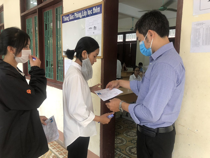 Các thí sinh Trường THPT Lương Thế Vinh làm thủ tục trước khi vào phòng thi