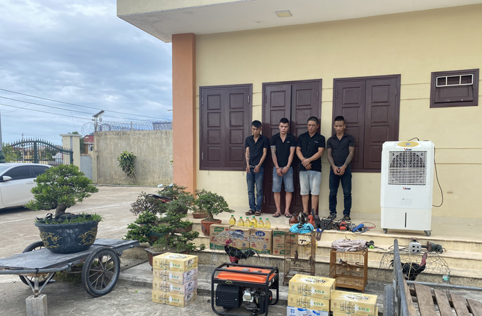 Nhóm 4 đối tượng bị Công an TP. Đồng Hới bắt giữ và tang vật các vụ trộm cắp tài sản.