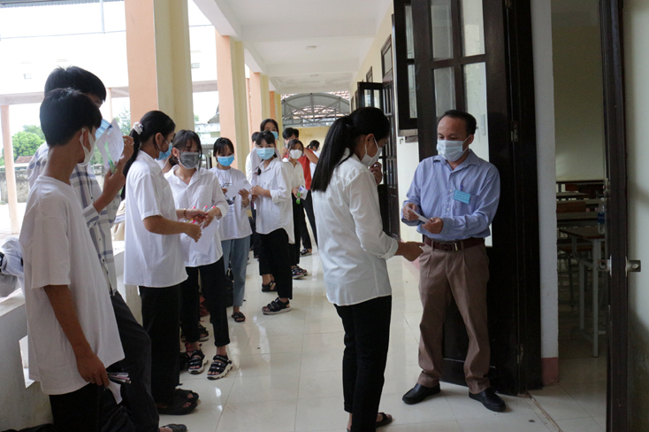 Giám thị gọi tên thí sinh vào phòng thi.