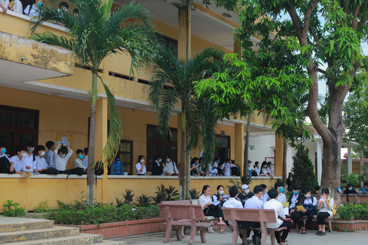 Thí sinh tại điểm thi Trường THPT Lệ Thủy đang chờ vào phòng thi