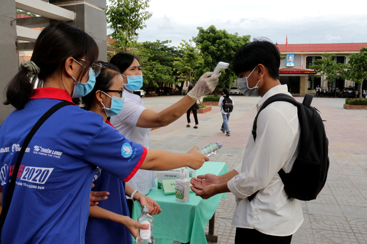 Kiểm tra thân nhiệt cho thí sinh trước khi vào khu vực thi.