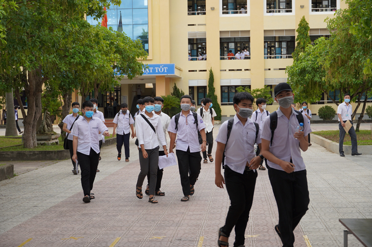 Thí sinh tại điểm thi THPT Chuyên Võ Nguyên Giáp kết thúc thi môn Ngữ văn vào buổi sáng với tâm trạng thoải mái. 