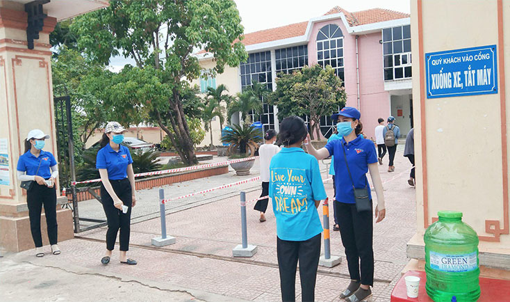 Các thi sinh được đo thân nhiệt trước khi vào phòng thi