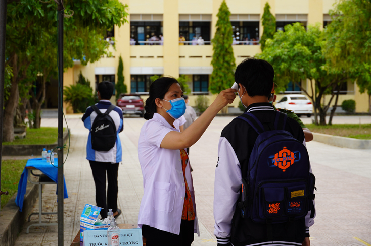 Các thí sinh được đo thân nhiệt trước khi vào trường thi.