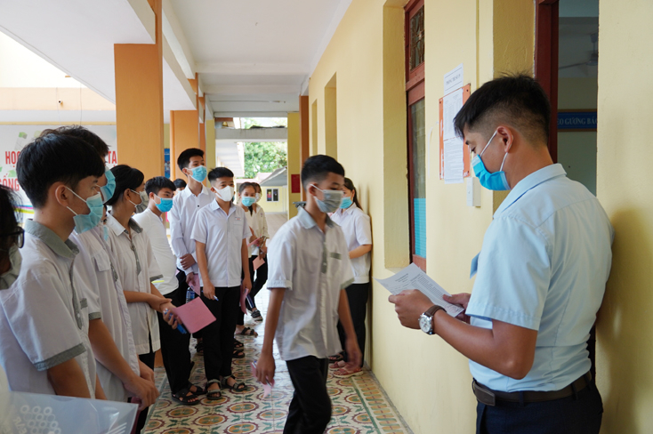  Giám thị gọi thí sinh vào phòng thi