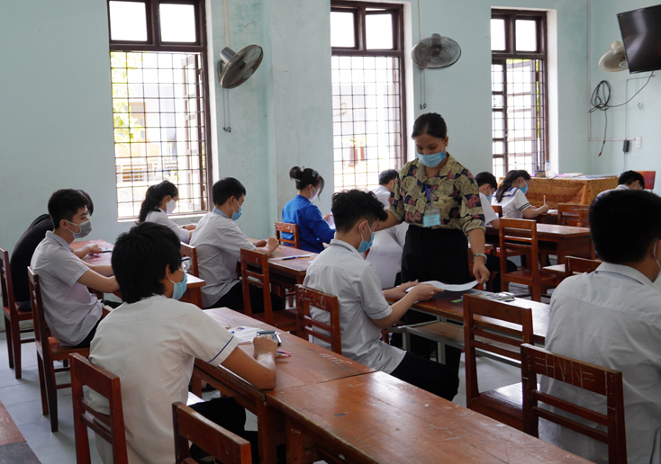 Phát giấy nháp cho thí sinh