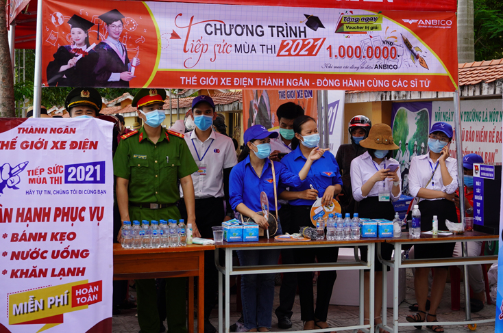 Lực lượng ĐVTN Đoàn Khối các cơ quan tỉnh tiếp sức mùa thi.