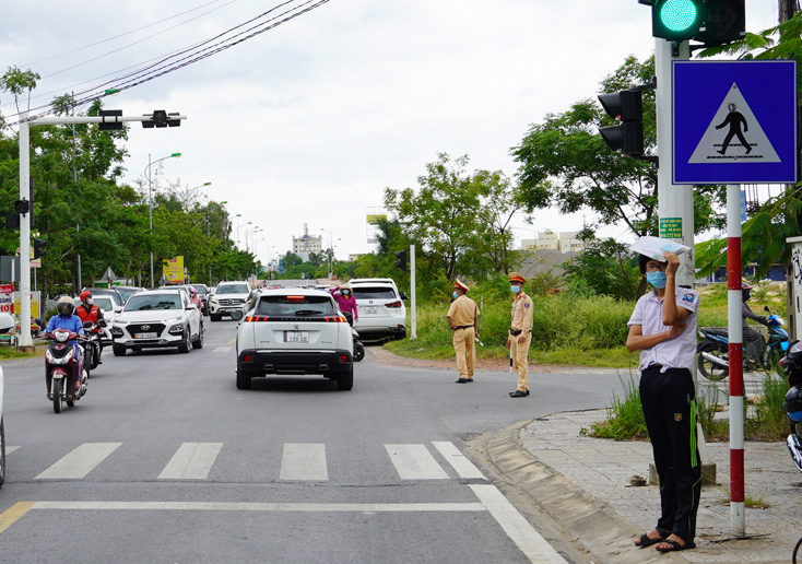 Lực lượng Công an bảo đảm an ninh trật tự và ATGT tại các điểm thi.
