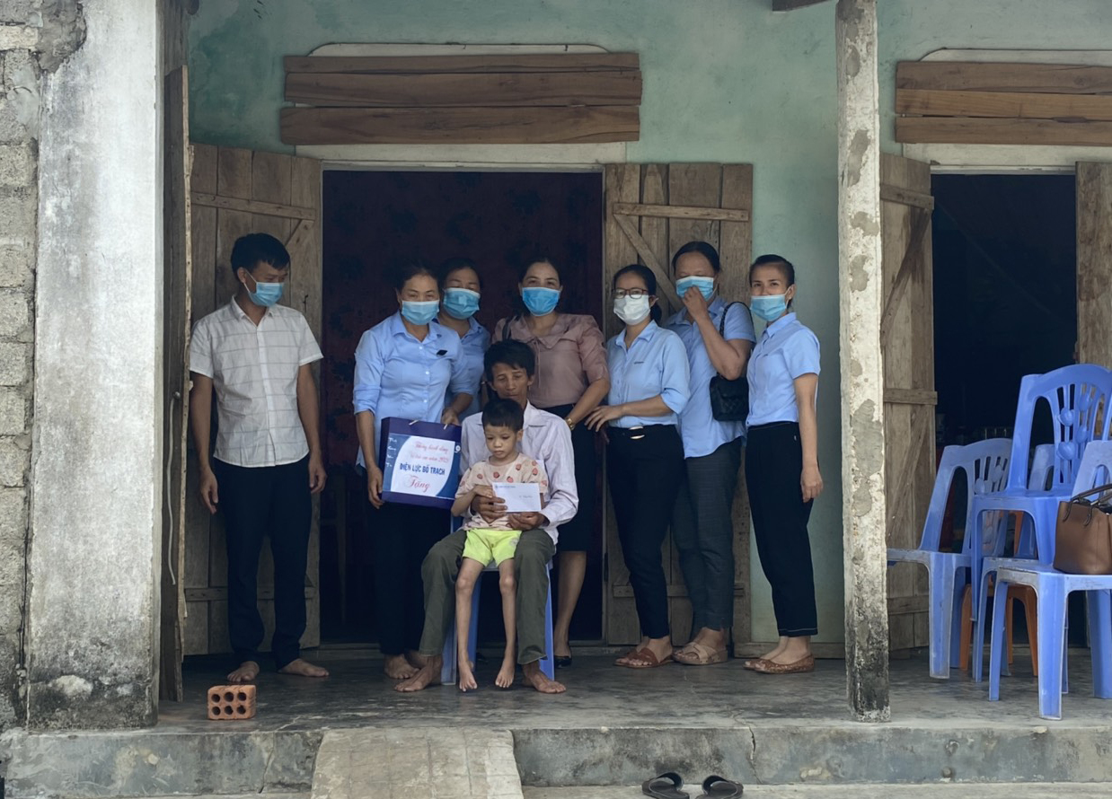 Điện lực Bố Trạch thăm trao quà tại gia đình cháu Võ Thị Quỳnh Như, ở thôn Đông Thành, xã Nam Trạch