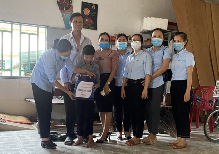  Điện lực Bố Trạch thăm, trao quà gia đình cháu Phan Vân Anh, ở thôn Chánh Hoà, xã Nam Trạch.