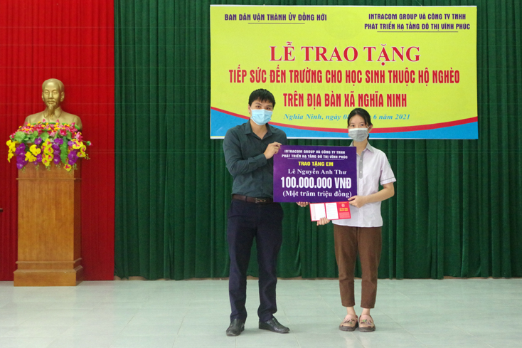 Đại diện Tập đoàn Intracom group và Công ty TNHH phát triển hạ tầng đô thị Vĩnh Phúc trao hỗ trợ cho Em Lê Nguyễn Anh Thư