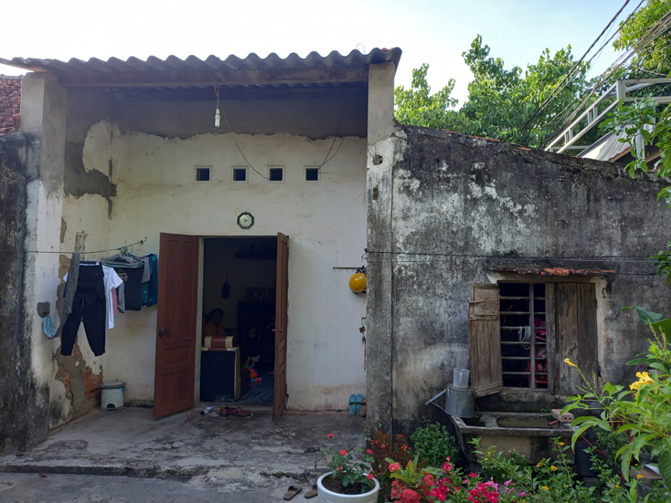 Ngôi nhà tạm bợ của bà Nguyễn Thị Mai ở khu tập thể.
