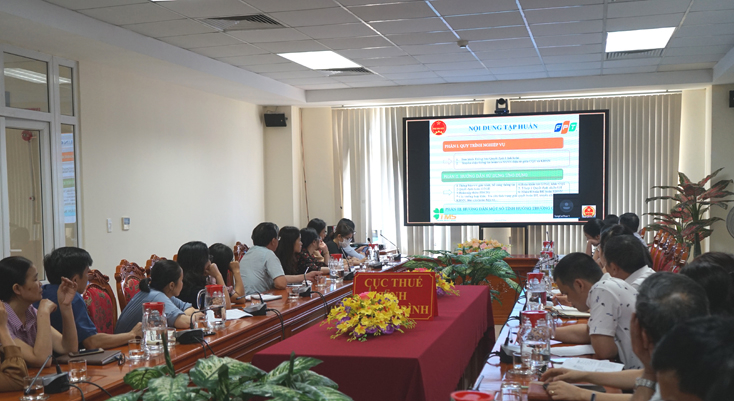 Cán bộ, công chức ngành Thuế tỉnh tập huấn trực tuyến quy trình truyền, nhận thông tin hoàn trả ngân sách Nhà nước điện tử.