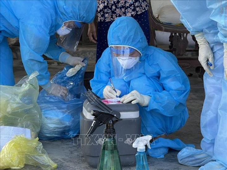 Lấy mẫu xét nghiệm SARS-CoV-2. Ảnh: Hoàng Ngà/TTXVN