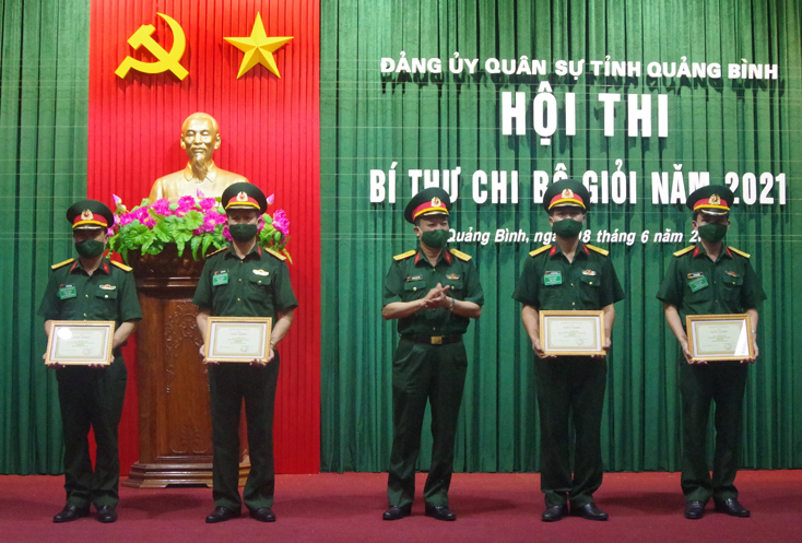 Đại tá Hoàng Xuân Vĩnh, Phó Bí thư Đảng ủy, Chính ủy Bộ chỉ huy quân sự tỉnh trao giải nhất, nhì cho các thí sinh.