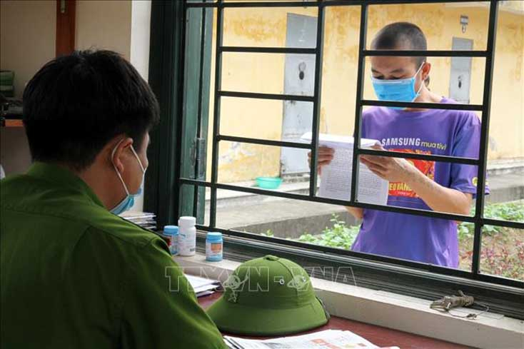 Cử tri là người đang bị tạm giữ, tạm giam tại Trại tạm giam Công an tỉnh Phú Thọ tìm hiểu về cuộc bầu cử đại biểu Quốc hội khóa XV và HĐND các cấp nhiệm kỳ 2021 - 2026. Ảnh minh họa: Trung Kiên/TTXVN