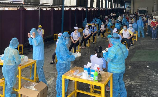  Lấy mẫu xét nghiệm cho người dân sàng lọc ca mắc COVID-19. Ảnh: TTXVN