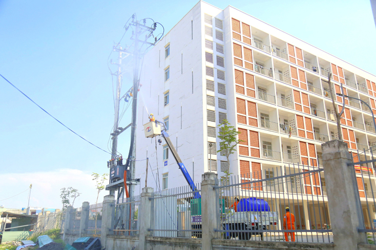 Ngành điện miền Trung vệ sinh sứ bằng nước áp lực cao tại khu cách ly y tế tập trung thuộc ký túc xá phía Tây TP. Đà Nẵng
