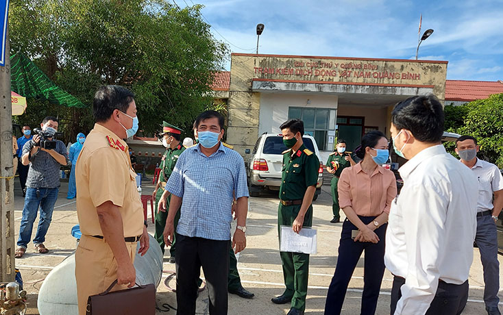 Đồng chí Phó Chủ tịch thường trực UBND tỉnh trò chuyện với cán bộ, chiến sỹ làm việc tại chốt.