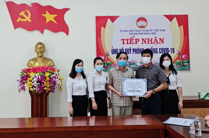 Công ty TNHH Gốm sứ Đức Huấn trực tiếp trao ủng hộ Quỹ Phòng, chống Covid-19 tại Ủy ban MTTQVN TP. Đồng Hới với số tiền 20 triệu đồng. 