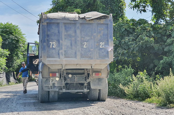 Một trong nhiều xe tải chở hàng có dấu hiệu quá tải trọng cho phép lưu thông trên tuyến đường.