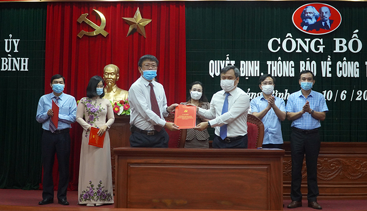 Các đồng chí cán bộ được bổ nhiệm ký cam kết theo Quy định 01.  