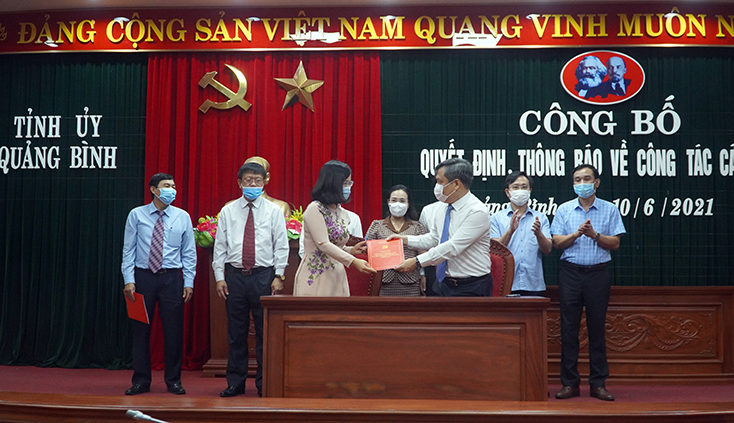 Các đồng chí cán bộ được bổ nhiệm ký cam kết theo Quy định 01.  