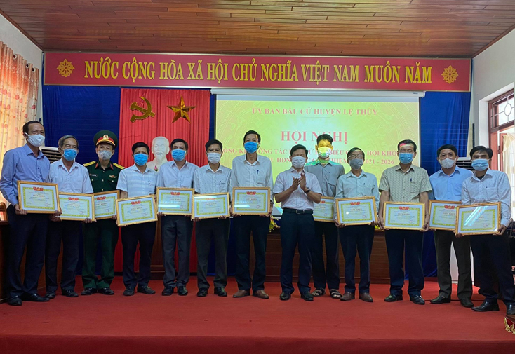 Đồng chí Lê Vĩnh Thế, Tỉnh ủy viên, Bí thư Huyện ủy, Trưởng Ban chỉ đạo bầu cử huyện Lệ Thủy tặng giấy khen cho các tập thể